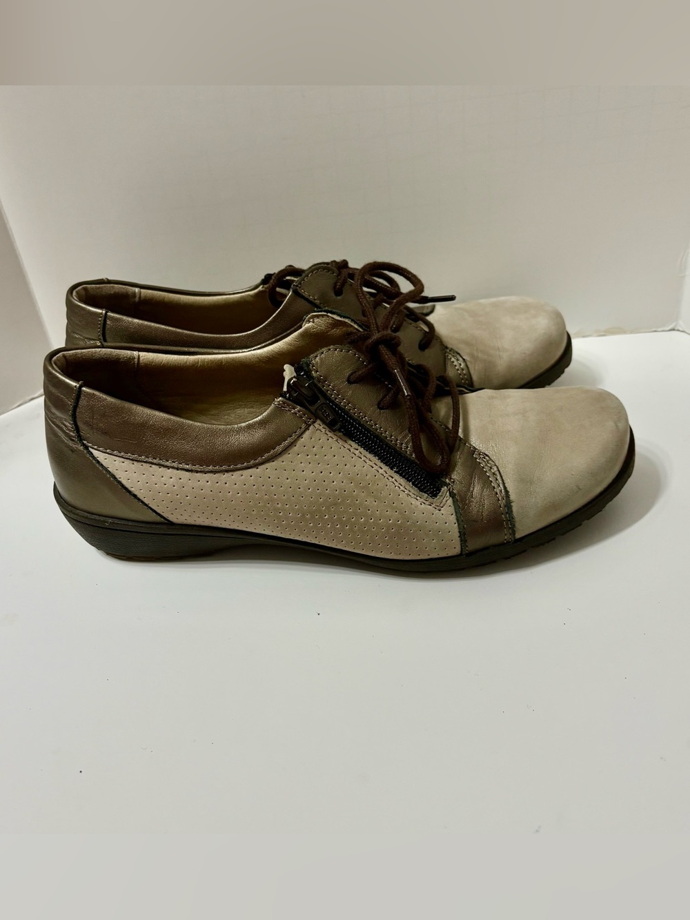 Vionic Two-Tone Beige and Brown Lace-Up Zip Casual Oxfords